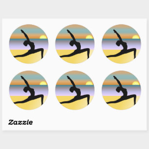 Femme de yoga de plage posant les autocollants