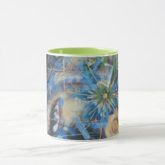 Femme derrière les dessins artistiques. Mug