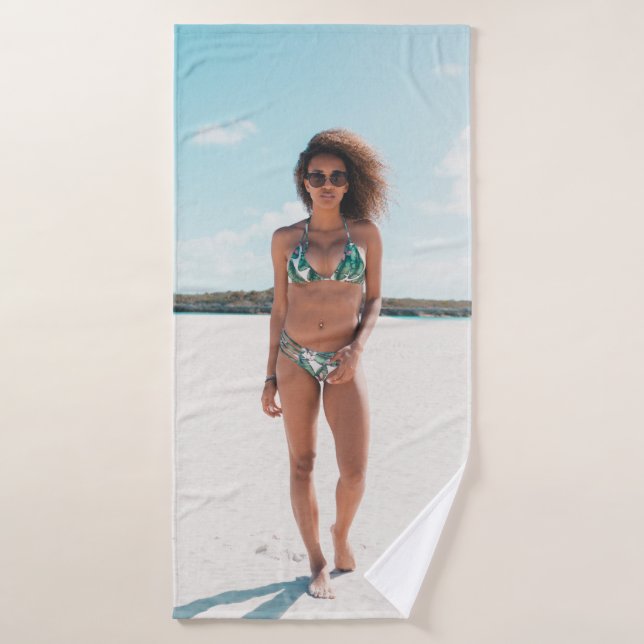 Femme en bikini debout sur le sable (Serviette de bain)