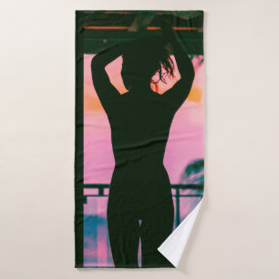 Femme en débardeur noir et pantalon debout sur le