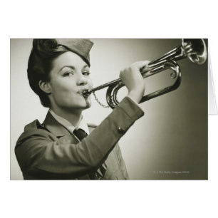 Femme en uniforme de soldat