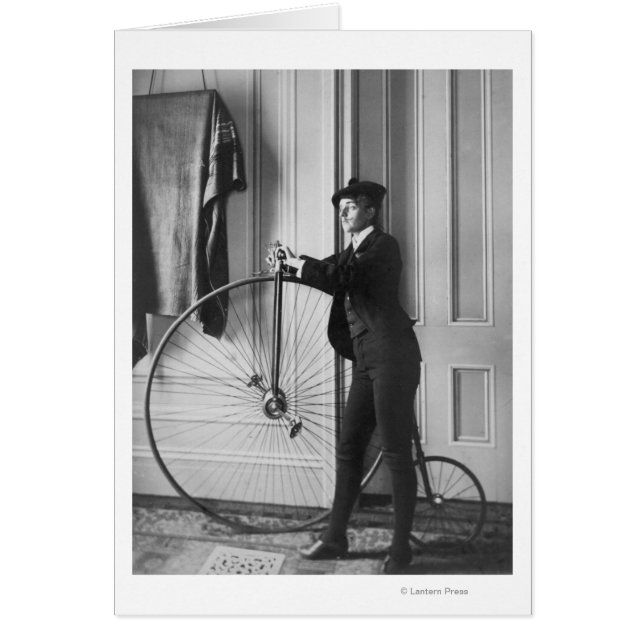 Femme habillée en homme avec une bicyclette (Devant)