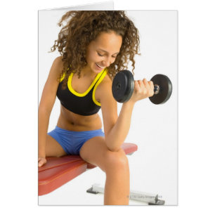 Femme levant des poids