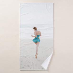 Femme marchant sur le rivage près de la plage