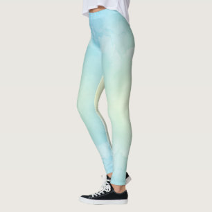 Femme portant des leggings bleu clair à haute tail