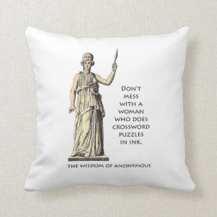 "Femme qui fait des jeux de mots croisé coussin e