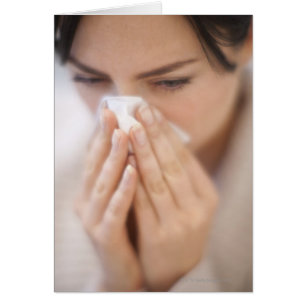 Femme qui lui souffle le nez.