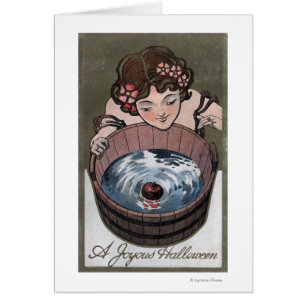 Femme regardant dans le tonneau de bois