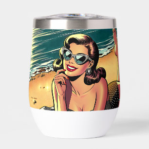 Femme Rétro sur la Plage lisant un Magazine de Mod