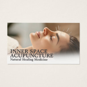 Femme se détendant en acupuncture