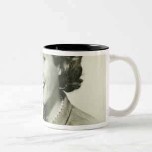 Femme tenant des tasses