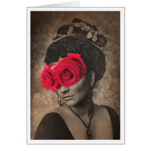 Femme vintage avec des roses pour les yeux