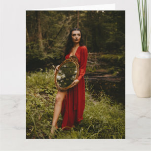 Femmes adorables debout avec carte miroir