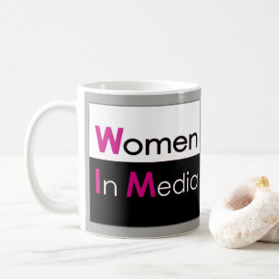 Femmes dans le gris classique de tasse de médias
