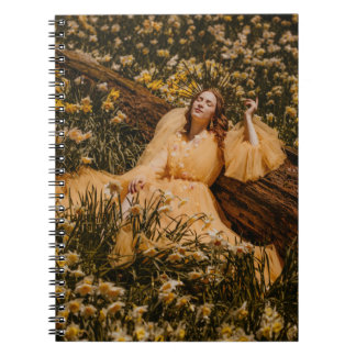 femmes entourées de fleurs spirale carnet de notes