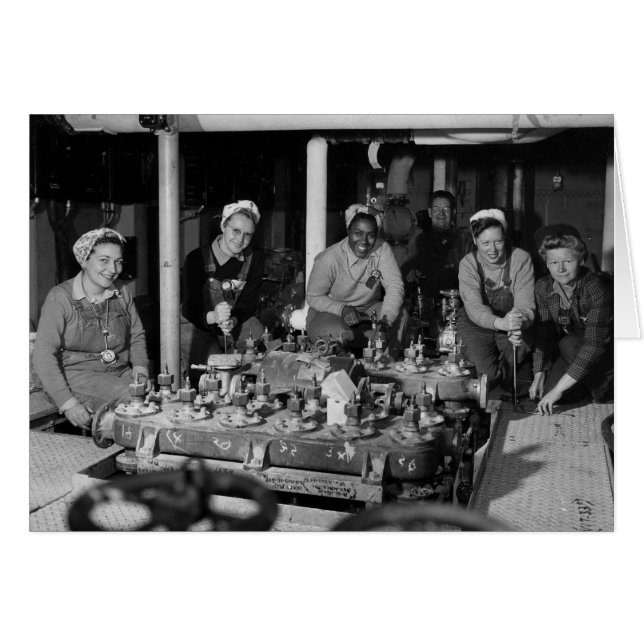 Femmes Expéditeurs travaillant sur les sous-marins (Devant horizontal)