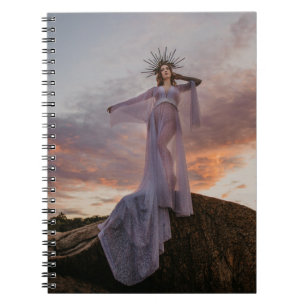 femmes magnifiques debout sur des rochers carnet d