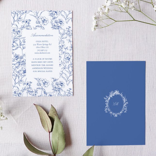Fench Blue Chinoiserie Toile Hochzeitsunterkunft Begleitkarte (Accommodation enclosure card with blue victorian chinoiserie blue pattern and monogram crest)