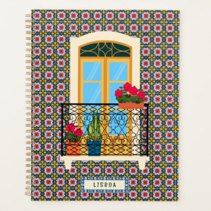 Fenêtre de la maison de Lisbonne avec plantes et c