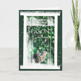 Fenêtre d'hiver avec une jolie carte de Noël pour
