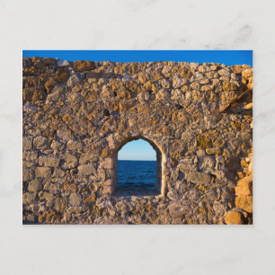 Fenster auf einer Steinmauer zum Ägäischen Meer Postkarte