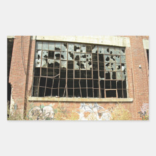 Fenster aus Backstein mit gebrochenem Glas Rechteckiger Aufkleber