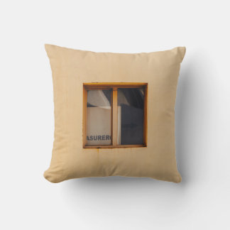FENSTER AUS GERAHMTEM HOLZ KISSEN