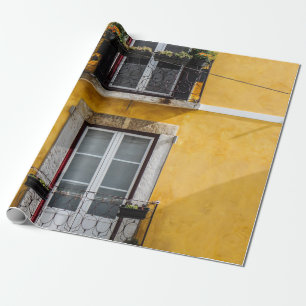 FENSTER AUS WEISSEN HOLZEN UND GELBTE WAND GESCHENKPAPIER
