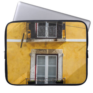 FENSTER AUS WEISSEN HOLZEN UND GELBTE WAND LAPTOPSCHUTZHÜLLE