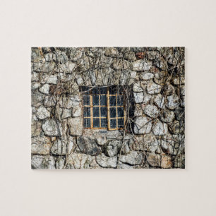 Fenster in einer Steinmauer