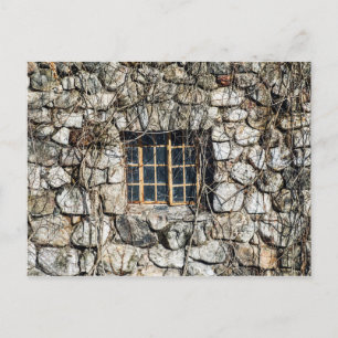 Fenster in einer Steinmauer Postkarte