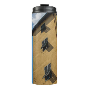 FENSTER MIT NIEDRIGEM WINKEL THERMOSBECHER