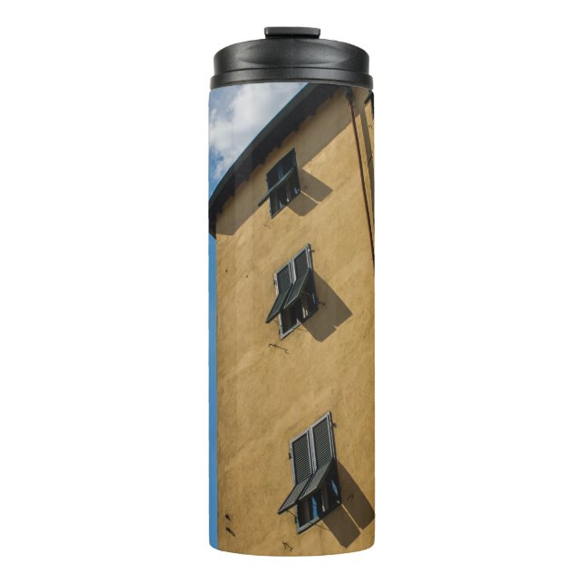 FENSTER MIT NIEDRIGEM WINKEL THERMOSBECHER (Vorderseite)