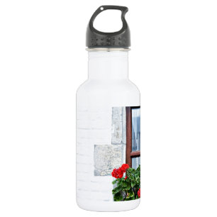 Fenster mit roten Blumen an weißer Wand Trinkflasche