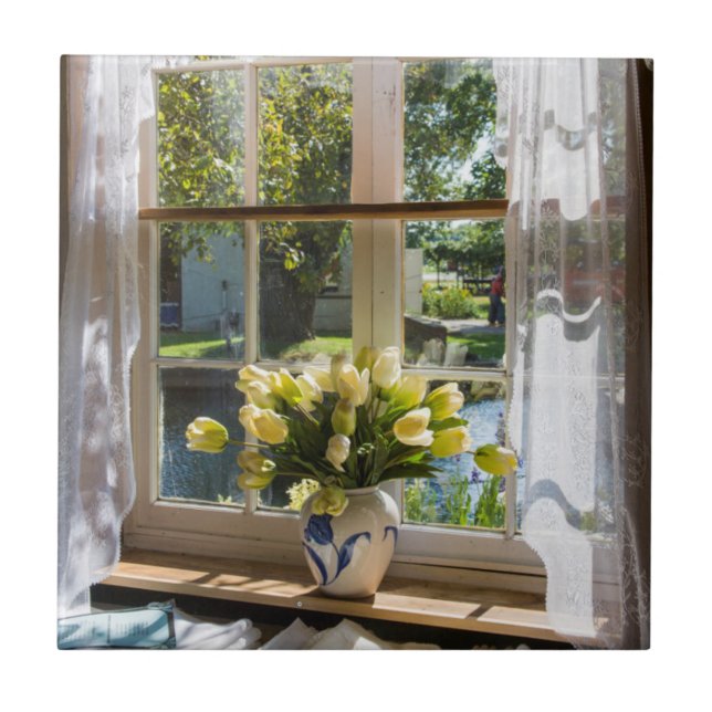 Fenster mit Spitzen-Vorhang und Tulpen Fliese (Vorderseite)