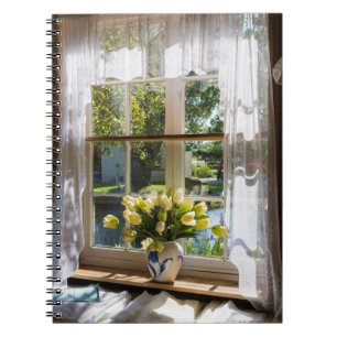 Fenster mit Spitzen-Vorhang und Tulpen Notizblock