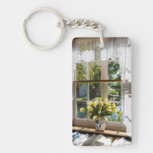 Fenster mit Spitzen-Vorhang und Tulpen Schlüsselanhänger