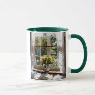 Fenster mit Spitzen-Vorhang und Tulpen Tasse