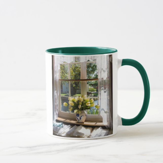 Fenster mit Spitzen-Vorhang und Tulpen Tasse (Rechts)