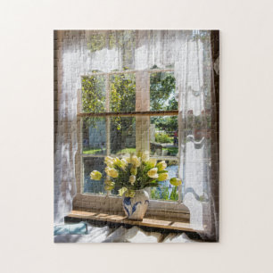 Fenster mit Spitzenvorhang und Tulpen