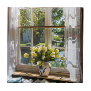 Fenster mit Spitzenvorhang und Tulpen Fliese