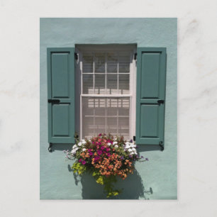 Fenster mit türkisfarbenen Fensterläden und Fenste Postkarte