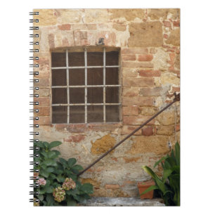 Fenster und alte Steinmauer, Pienza, Italien Notizblock