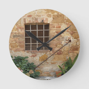 Fenster und alte Steinmauer, Pienza, Italien Runde Wanduhr