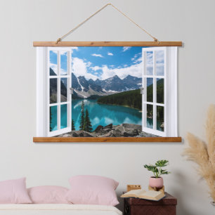 Fensteransicht Berge und Wandteppiche