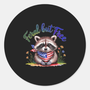 Feral, aber frei Funny Raccoon 4. Juli Frauen Pa Runder Aufkleber
