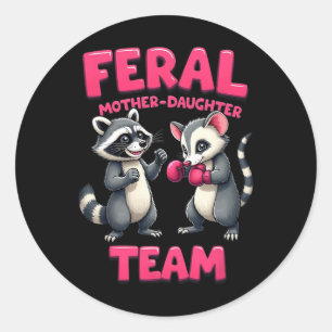 Feral Mother Daughter Team Funny Raccoon Boxing Te Runder Aufkleber