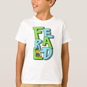 Ferald sitzt auf seinem Namen T-Shirt