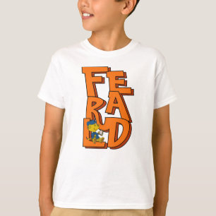 Ferald sitzt auf seinem Namen T - Shirt