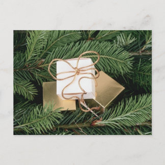 Feriengeschenke in Bäumen Feiertagspostkarte